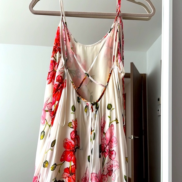 Gorgeous Long dress 🤍❤️ - Picture 2 of 5